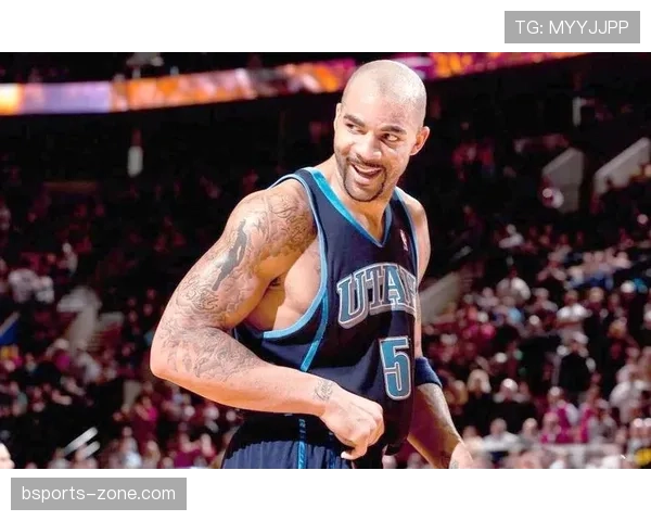 布泽尔内线强攻改变防守布局，成爵士战术支点