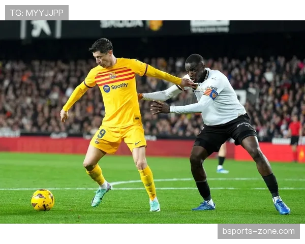 瓦伦西亚管理层决策争议显现，对球队稳定性与发展规划形成影响